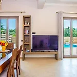 Luxury Emily Βίλα Σβορωνάτα